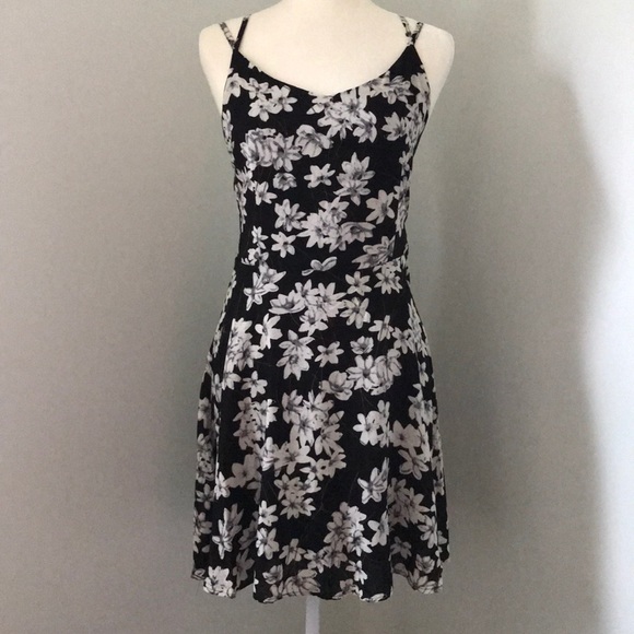 Final❗️One Left❗️Black Cream Floral Dress - Picture 3 of 8
